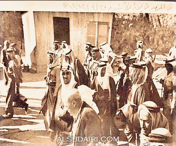 الملك سعود وخلفه سعود بن عبدالرحمن السديري رحمهما الله في مهد الذهب في ٢٠ ٣ ١٣٧٢هـ