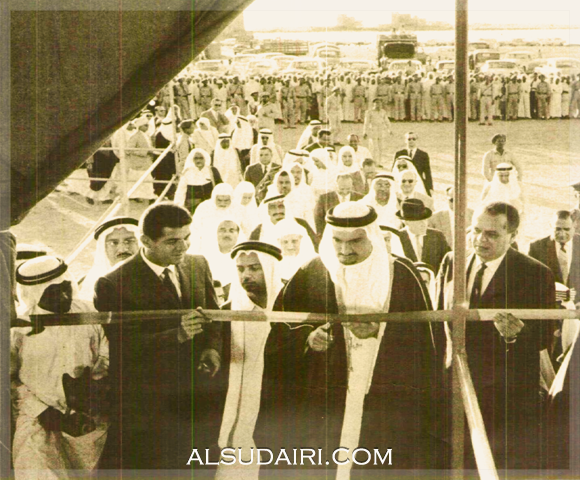 عبدالرحمن بن أحمد بن عبدالرحمن السديري (رحمه الله) يفتتح معرض في ميناء جدة ١٩٦١م